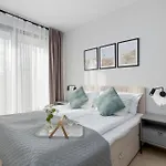 Lux Floor Art With Pool, Air Conditioning And Parking By Renters Apartment