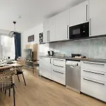 Lux Floor Art With Pool, Air Conditioning And Parking By Renters Apartment