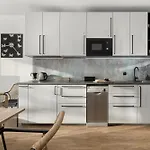 Lux Floor Art With Pool, Air Conditioning And Parking By Renters Apartment