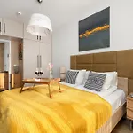 Lux Floor Art With Pool, Air Conditioning And Parking By Renters Apartment *