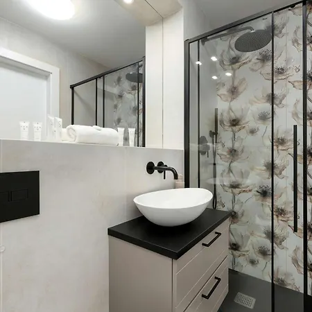 Apartment Lux Floor Art With Pool, Air Conditioning And Parking By Renters