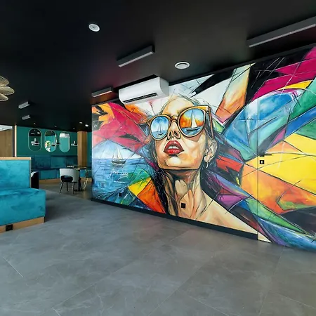 Lux Floor Art With Pool, Air Conditioning And Parking By Renters Apartment *