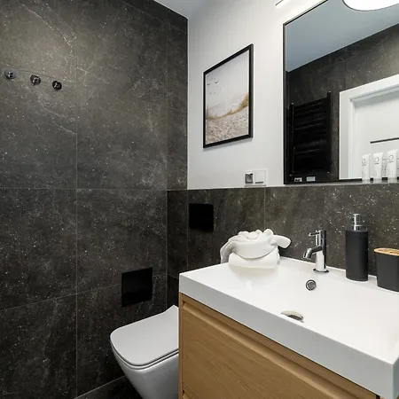 Lux Floor Art With Pool, Air Conditioning And Parking By Renters Apartment *