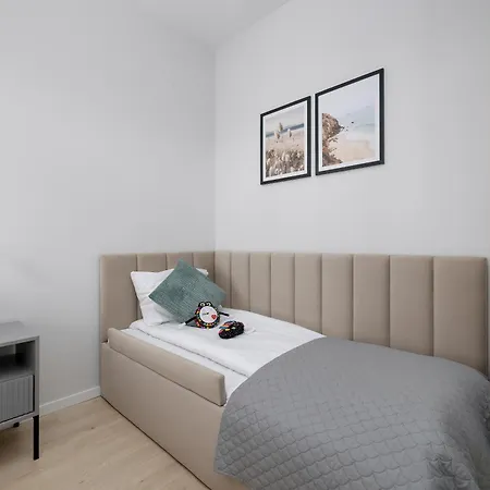 Lux Floor Art With Pool, Air Conditioning And Parking By Renters Apartment *