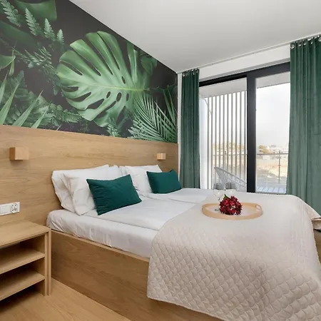 Lux Floor Art With Pool, Air Conditioning And Parking By Renters *