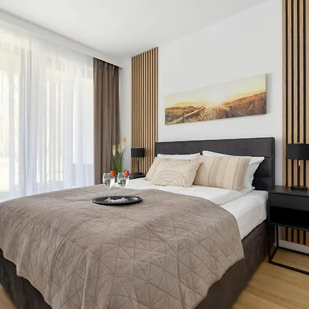 Lux Floor Art With Pool, Air Conditioning And Parking By Renters